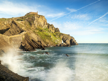 Spanien, Biskaya, Baskenland, Euskadi, San Juan de Gaztelugatxe, brechende Welle - LAF02035