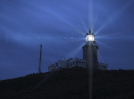 Spanien, Faro de Matxitxako zur blauen Stunde - LAF02037