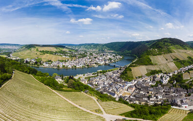 Deutschland, Rheinland-Pfalz, Luftbild von Traben-Trarbach mit Mosel, Weinberge - AMF05726