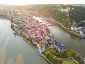 Germany, Bavaria, Passau, confluence of three rivers, Danube, Inn and Ilz - JUNF01035