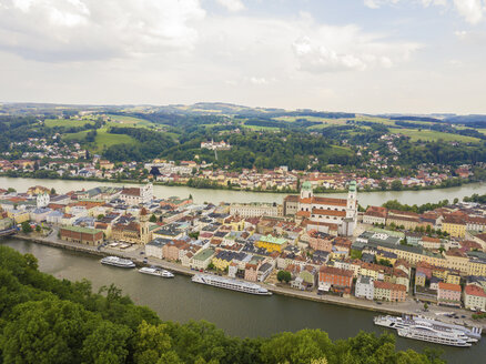 Deutschland, Bayern, Passau, Dreiflüssestadt, Luftaufnahme von Donau und Inn - JUNF01039