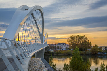 Frankreich, Elsass, Straßburg, Passerelle des Deux Rives bei Sonnenuntergang - JUNF01043