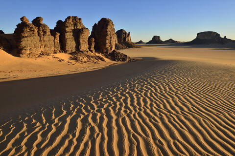 Afrika, Algerien, Sahara, Tassili N'Ajjer National Park, Tadrart, Felstürme und Sanddünen in Tiou Tatarene, lizenzfreies Stockfoto