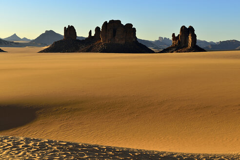 Afrika, Algerien, Sahara, Tassili N'Ajjer National Park, Tadrart, Felstürme und Sanddünen in Tiou Tatarene - ESF01667