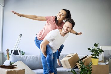 Carefree couple moving into new home - BSZF00403