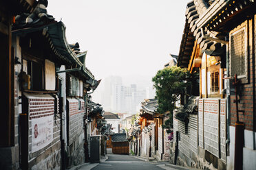 Südkorea, Bukchon Hanok Dorf, Straße mit traditionellen Häusern - GEMF01988