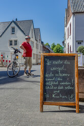 Deutschland, Zons, älterer Mann mit Fahrrad beim Ausruhen - FRF00660