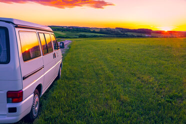 Österreich, Oberösterreich, Wohnmobil bei Sonnenuntergang - AIF00491