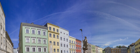 Österreich, Ried im Innkreis, Hauptplatz mit Häuserzeile und Skulptur des Dietmar-Brunnens, lizenzfreies Stockfoto