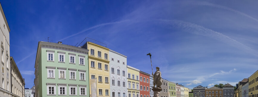 Österreich, Ried im Innkreis, Hauptplatz mit Häuserzeile und Skulptur des Dietmar-Brunnens - AIF00495