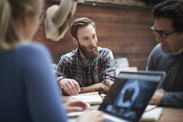 Brainstorming-Sitzung des Designteams am Schreibtisch des Designstudios - CUF06882