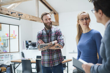 Weibliches und männliches Designteam bei einer Diskussion im Designstudio - CUF06895