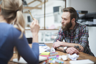 Weibliche und männliche Designer bei einer Besprechung im Designstudio - CUF06928