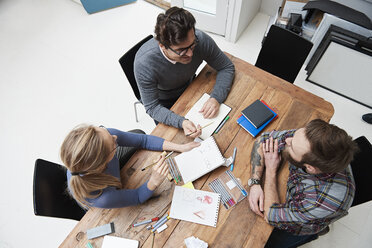 Draufsicht auf das Brainstorming des Designteams bei einer Besprechung im Designstudio - CUF06931