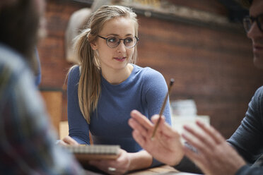 Ausgeschnittene Aufnahme einer Designerin beim Brainstorming im Designstudio - CUF06932