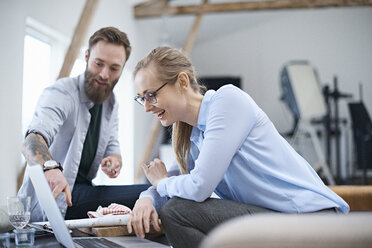 Male and female designers meeting on design studio sofa - CUF06938