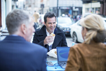 Businesspeople at pavement cafe having working lunch - CUF07031