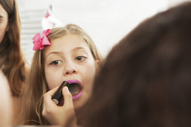 Mädchen schminken sich im Spiegel - CUF07039