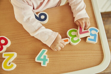 Overhead beschnitten Ansicht von Baby-Mädchen spielen mit Spielzeug Zahlen auf Hochstuhl - CUF07126