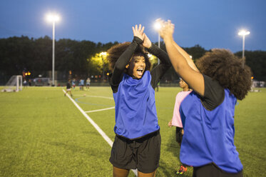 Fußballspielerinnen jubeln, Hackney, East London, UK - CUF07226