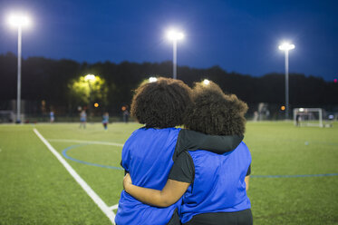 Fußballspielerinnen am Spielfeldrand, Hackney, East London, UK - CUF07228