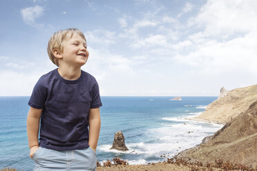 Porträt eines Jungen vor einer Küstenlandschaft, Santa Cruz de Tenerife, Kanarische Inseln, Spanien, Europa - CUF07235