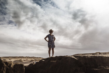 Frau auf Felsen stehend, Blick auf Aussicht, Santa Cruz de Tenerife, Kanarische Inseln, Spanien, Europa - CUF07236