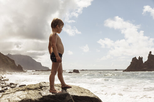 Junge steht auf einem Felsen und betrachtet die Aussicht, Santa Cruz de Tenerife, Kanarische Inseln, Spanien, Europa - CUF07238