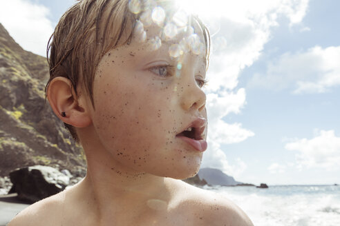 Junge am Strand, Nahaufnahme, Santa Cruz de Tenerife, Kanarische Inseln, Spanien, Europa - CUF07239