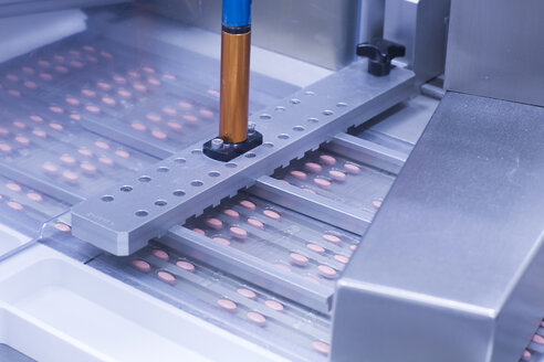 Maschinen in pharmazeutischen Betrieben, die Tablettenstreifen für die Verpackung sortieren - CUF07297