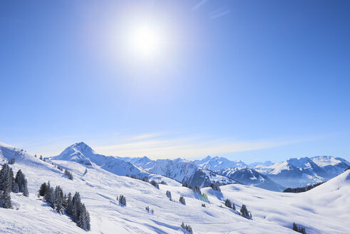 Sonnenbeschienene, schneebedeckte Berglandschaft, Gstaad, Schweiz - CUF07356