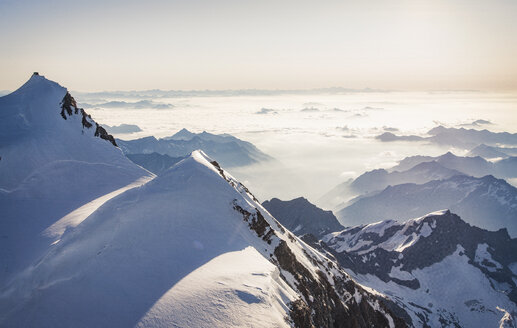 Schneebedeckte Berggipfel, Monte Rosa Piemont, Italien - CUF07371