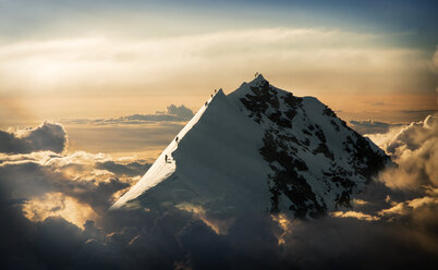 Schneebedeckte Berggipfel, Monte Rosa Piemont, Italien - CUF07372