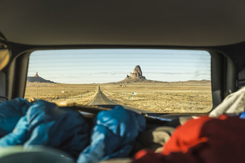Landschaftsansicht mit Felsformationen aus dem Fahrzeugfenster, Arizona, USA, lizenzfreies Stockfoto