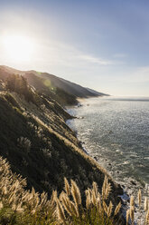 Sonnenbeschienener Blick auf Klippen und Meer, Big Sur, Kalifornien, USA - CUF07389