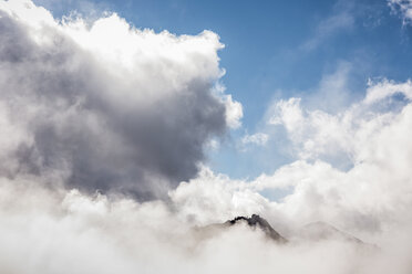 Berggipfel in Wolken, Mount Baker, Washington, USA - CUF07405