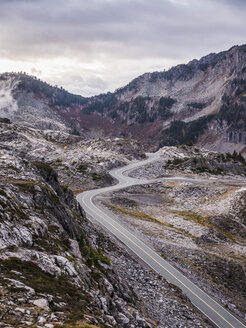 Kurvenreiche Straße am Mount Baker, Washington, USA - CUF07415