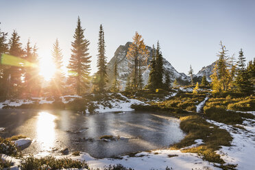 Sonnenlicht durch Bäume am See, Kaskadengebirge, Diablo, Washington, USA - CUF07418