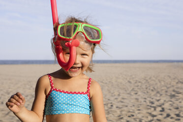Mädchen am Strand mit Schnorchel schaut lächelnd in die Kamera - CUF07483