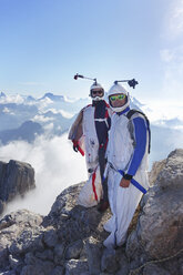 Porträt von zwei Wingsuit-BASE-Springern, die sich auf den Flug vorbereiten - CUF07522