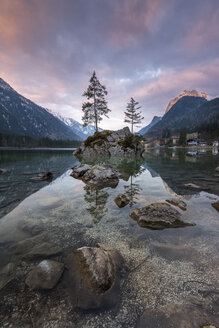 Deutschland, Bayern, Berchtesgadener Alpen, Hintersee am Morgen - MBOF00040