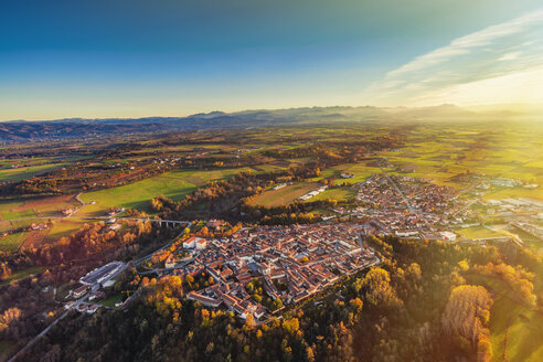 Blick aus dem Heißluftballon auf Bene Vagienna, Langhe, Piemont, Italien - CUF07572