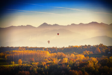 Blick aus dem Heißluftballon auf herbstliche Wälder und Berge, Langhe, Piemont, Italien - CUF07573