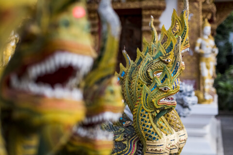 Reihen von Drachen in einem buddhistischen Tempel, Chiang Mai, Thailand, lizenzfreies Stockfoto