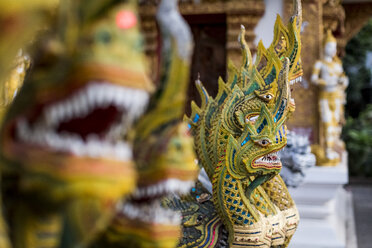 Reihen von Drachen in einem buddhistischen Tempel, Chiang Mai, Thailand - CUF07601