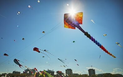 Bunte Drachen fliegen im blauen Himmel, Rimini, Italien - CUF07637