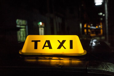 Beleuchtete Taxi-Beschilderung, Habana, Kuba - CUF07661