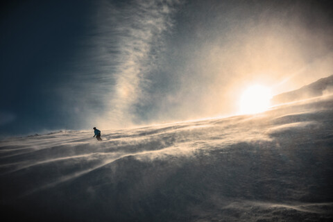 Skifahrer beim Abfahrtslauf im Sonnenlicht, Lenzerheide, Schweizer Alpen, Schweiz, lizenzfreies Stockfoto