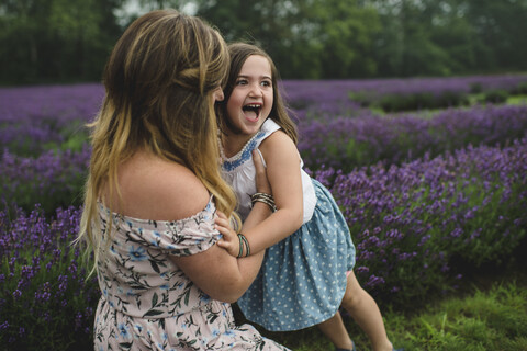 Mutter und Tochter im Lavendelfeld, Campbellcroft, Kanada, lizenzfreies Stockfoto