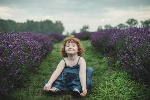 Kleinkind zwischen Lavendelreihen, Campbellcroft, Kanada, lizenzfreies Stockfoto